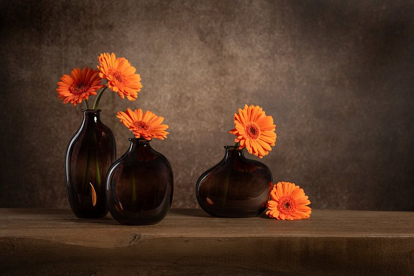 Stilleven met gerbera's en een vallend blaadje van John van de Gazelle fotografie