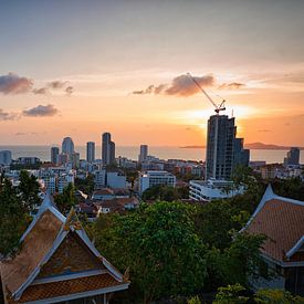 Pattaya Skyline bij Gouden Uur van Täss Bartl