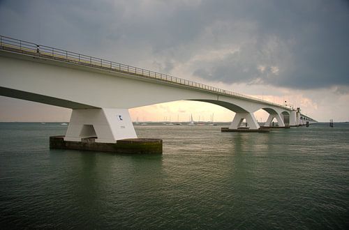 Pont de sable de mer après une tempête de pluie