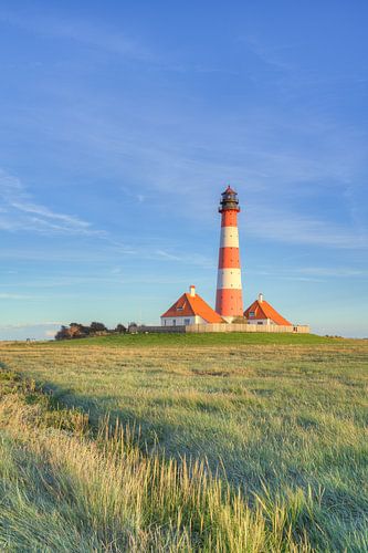 Le phare de Westerheversand au soleil couchant sur Michael Valjak