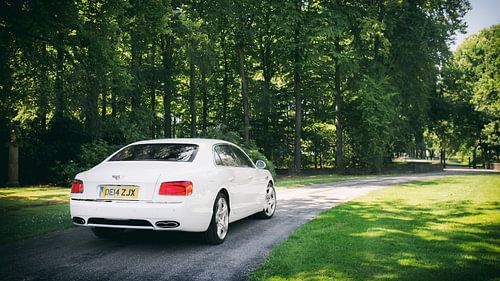 Wit Bentley Flying Spur V8 von Ansho Bijlmakers