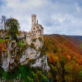 Schloss im Farbenrausch des Herbstes von Julia Schellig