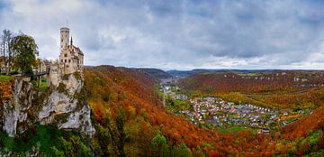 Schloss im Farbenrausch des Herbstes von Julia Schellig