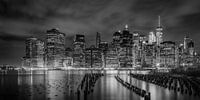 NEW YORK CITY Monochrome Indruk door de nacht | Panorama van Melanie Viola thumbnail