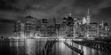 NEW YORK CITY Monochrome Indruk door de nacht | Panorama van Melanie Viola