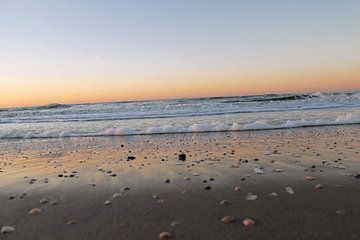 zee en zand bij zonsondergang van geen poeha