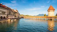 Blik op de Kapelbrug en watertoren in Luzern, Zwitserland