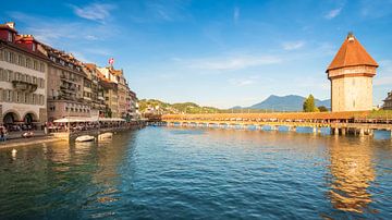 Blik op de Kapelbrug en watertoren in Luzern, Zwitserland van Chris Rinckes