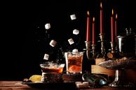 des morceaux de sucre tombant dans des tasses de verre sur une table rustique avec des bougies et de par Maren Winter Aperçu