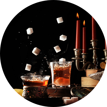 suikerklontjes die in glazen theekopjes vallen op een rustieke tafel met kaarsen en snoepjes, gezell van Maren Winter