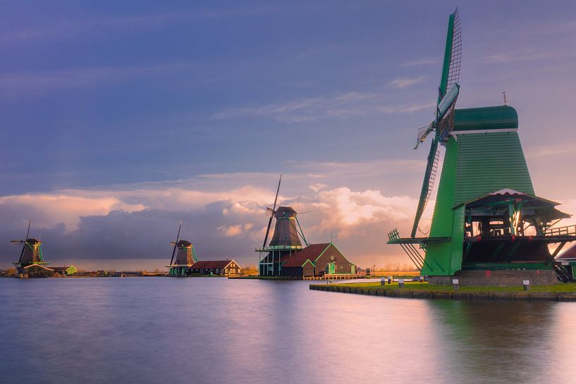 Divers moulins à vent Zaanse Schans avec un beau ciel par Rick van de Kraats