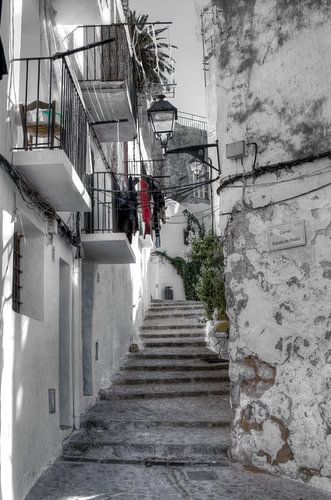 HDR foto van één van de vele trapstraatjes in Ibiza stad.