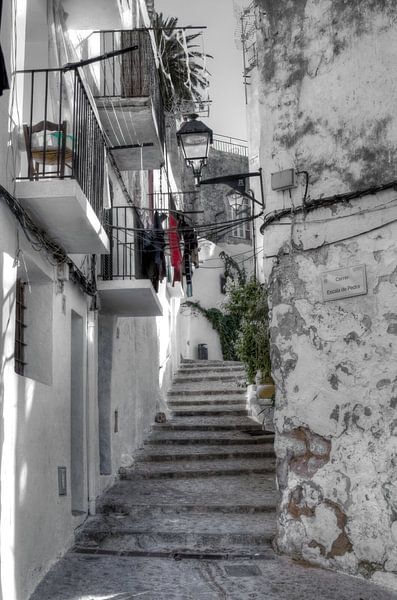 HDR foto van één van de vele trapstraatjes in Ibiza stad. by Wijbe Visser