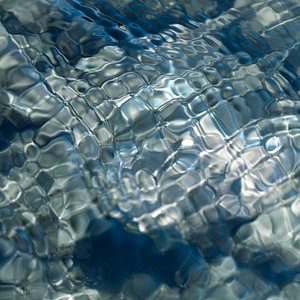 Abstraktes klares Wassermuster in Blau.