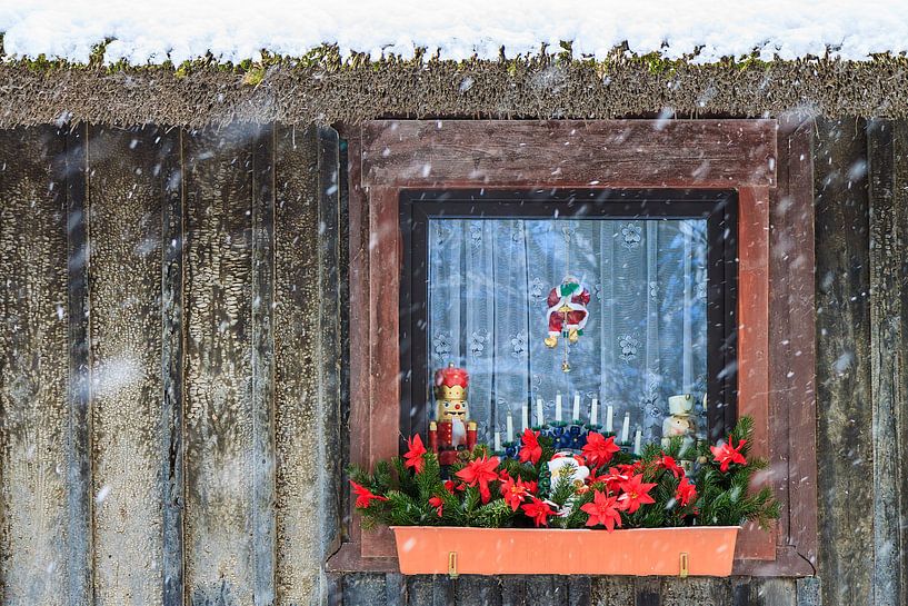 Weihnachtlich geschmücktes Fenster im Winter van Rico Ködder