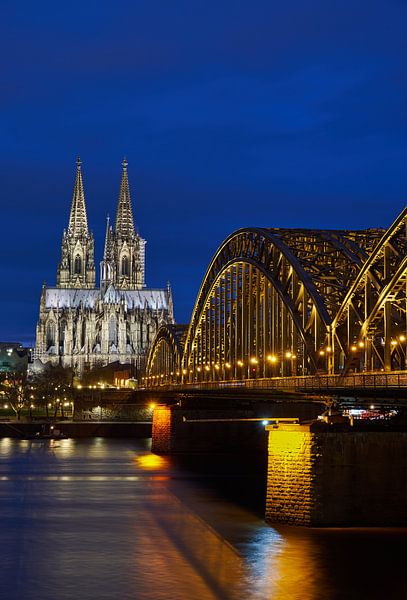 Cathédrale de Cologne et pont Hohenzollern la nuit par 77pixels