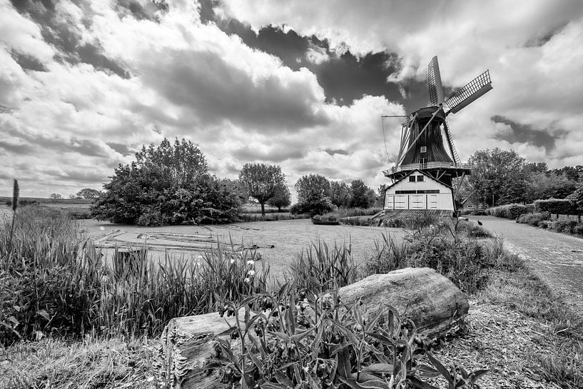 Molen De Fram Woltersum in zwart-wit van R Smallenbroek