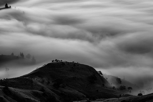 Langzeitbelichtung von Wolken und Bergen mit Blick vom Mount Rinjani in Lombok, Indonesien