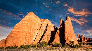Sandstein Felsen mit Gewitterwolken im Arches National Park Utah USA