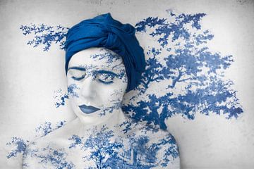 Fotomanipulatie van Delfts Blauwe Vrouw - Unieke Kunst voor Rust in het Interieur van Elianne van Turennout