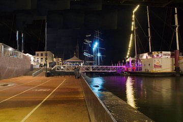 Neben der IJssel-Brücke in Kampen von George van der Vliet