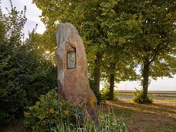 Menhir in Rijnhesse van Ralph Rainer Steffens