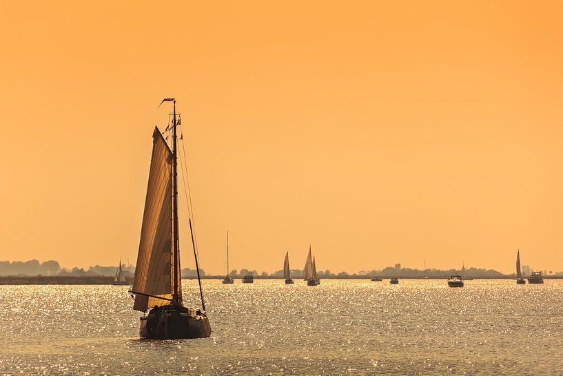 Friese zeilschepen bij zonsondergang van Martin Bergsma