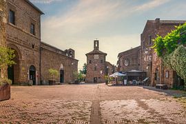 Der Hauptplatz von Sovana mit dem historischen Palazzo dell’'-Archiv, Maremma von Stefano Orazzini