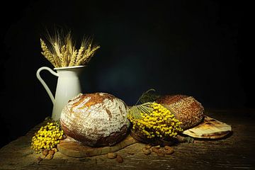 Romantisch Stilleven met brood ,weegschaal, salami,wijn . van Saskia Dingemans Awarded Photographer