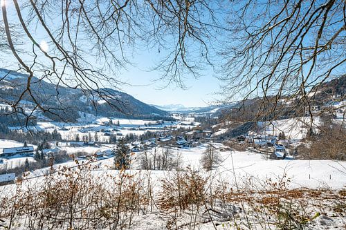 Winteruitzicht vanuit Oberstaufen over het Weißachtal naar de Säntis
