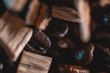 stapel koffiebonen met houtsnippers van Nathan Okkerse