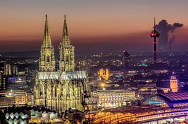 KEULSE KATHEDRAAL BIJ SCHEMERING