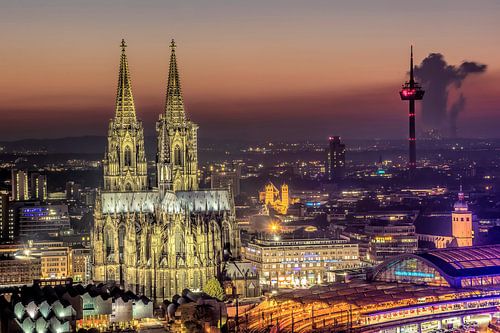 COLOGNE CATHEDRAL AT DUSK