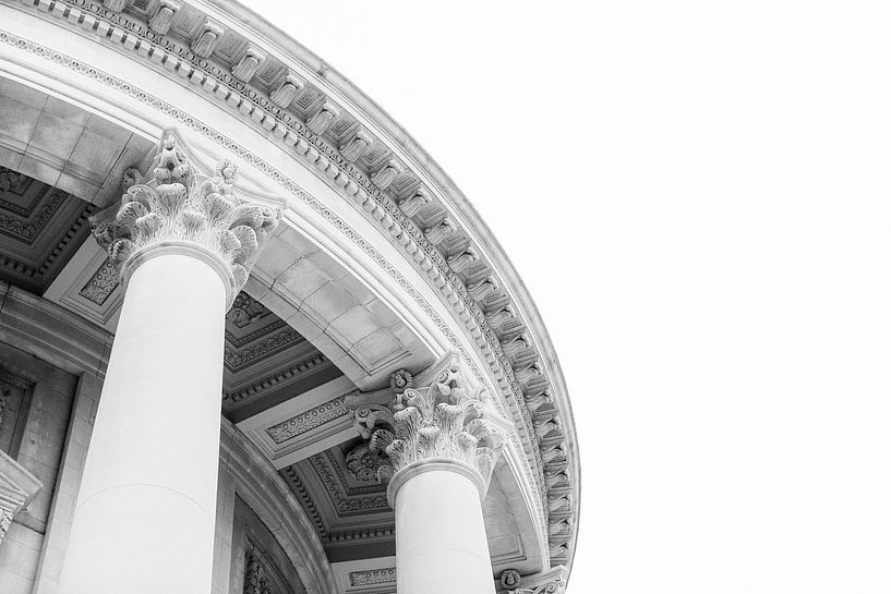 Piliers en pierre sur la façade d'un bâtiment historique par Anouschka Rokebrand Photography LLC