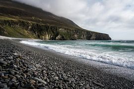 Kieselstrand mit Klippen - Achill Island von Durk-jan Veenstra