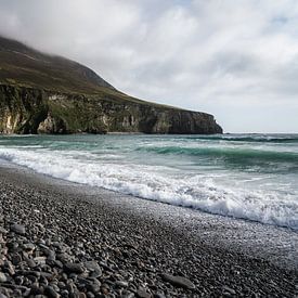 Kiezelstrand met kliffen - Achill Island van Durk-jan Veenstra