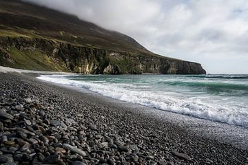 Kiezelstrand met kliffen - Achill Island van Durk-jan Veenstra