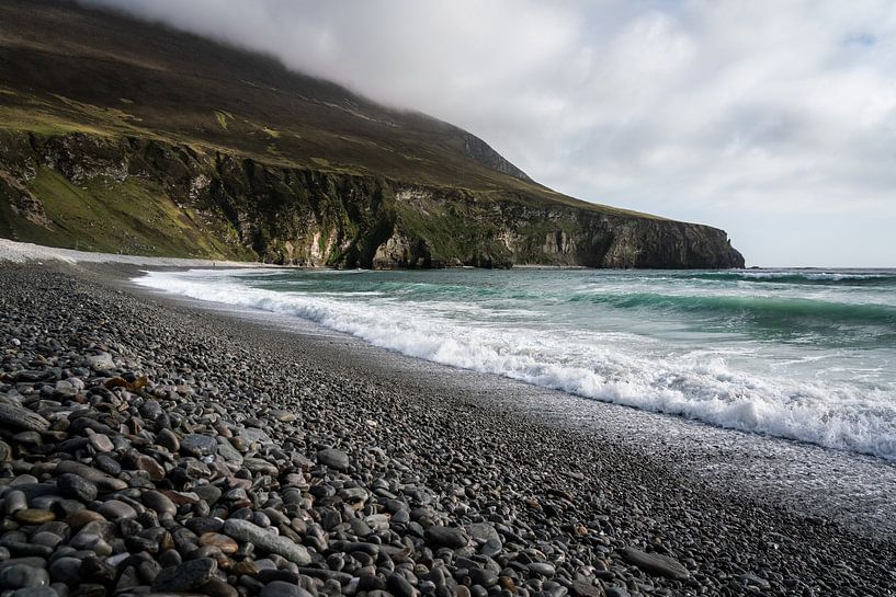 Kieselstrand mit Klippen - Achill Island von Durk-jan Veenstra