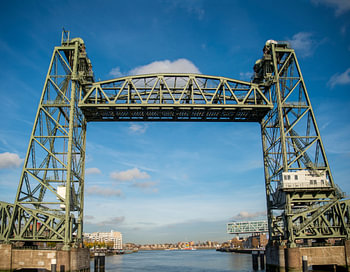 de maasbrug ofwel de hef in rotterdam over de rivier de maas