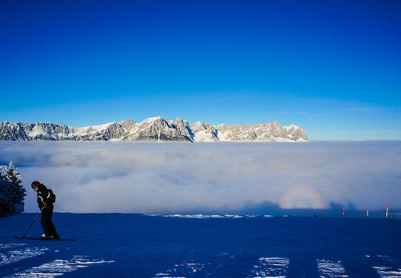 Laaghangende bewolking met regenboogcircel in Oostenrijk by Remco de Zwijger