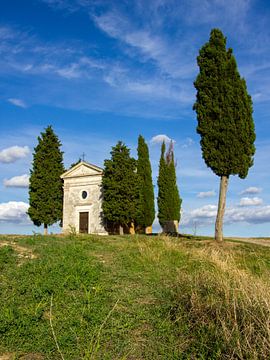 Die Cappella della Madonna di Vitaleta im Val D'Orcia in der Toskana, Italien von Discover Dutch Nature