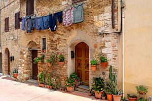 Alte Italienische Gasse mit Wäsche und Pflanzen