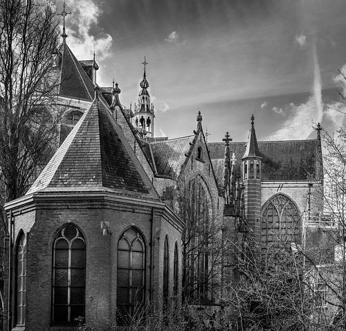 Deel van de Sint-Jans kerk in Gouda in zwart-wit.