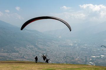 Gleitschirmfliegen in Medellin von Richard Wareham
