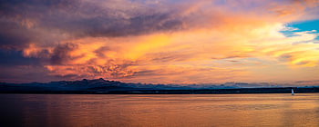 Panorama dramatischer Sonnenuntergang mit Segelboot am Bodensee