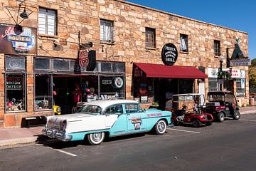 Vintage auto en huis voor restaurant en winkel in Williams Route 66 Arizona USA van Dieter Walther