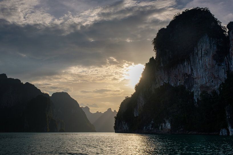Zonsondergang in Khao Sok nationaal park van Erwin's Reisfotografie