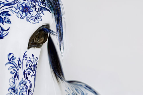Horse wall decoration – Delft Blue horse with a floral pattern by Elianne van Turennout