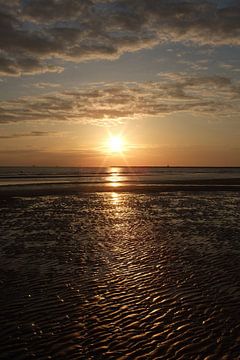 Zonsondergang aan het strand van Anouk Davidse