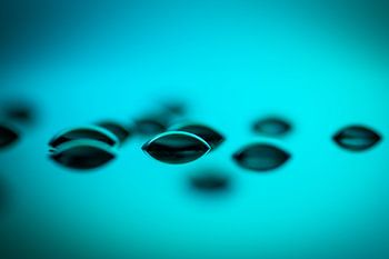 Wassertropfen auf Glas